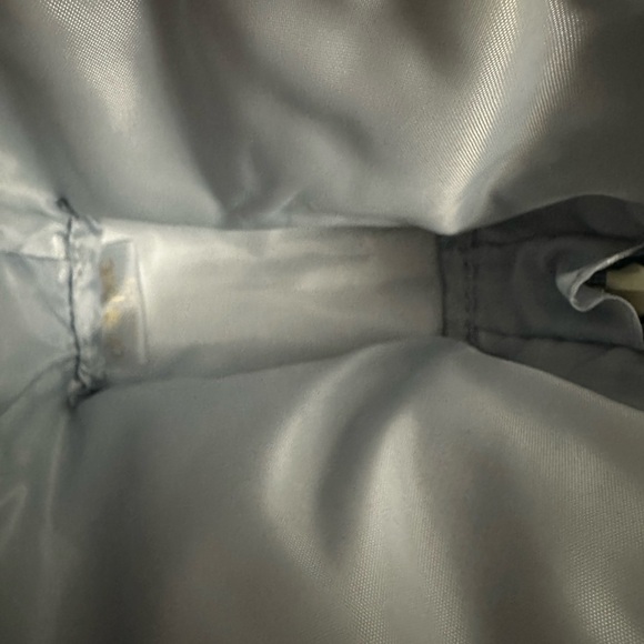 Cle De Peau Cosmetic Pouch with 5 samples 3x Lotions Serum & Concealer - Picture 3 of 8